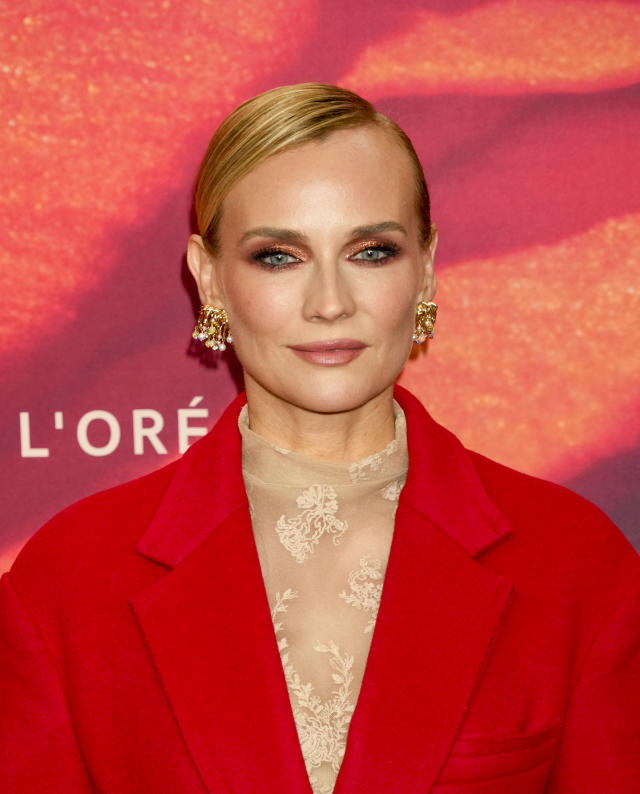 Diane Kruger in Stéphane Rolland Haute Couture at the Zurich Film Festiva  on October 2, 2023. She's wearing opera-length gloves and a  shoulder-length, mirrored silver hooded headpiece. : r/whatthefrockk