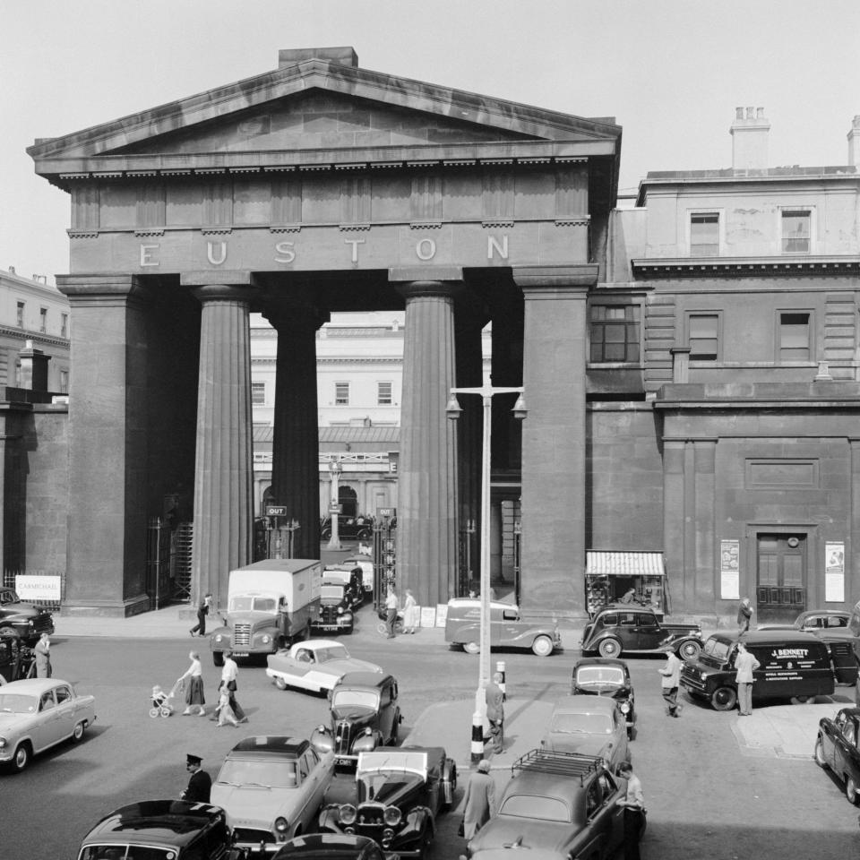 Euston Arch, Euston Station, Euston Road, Camden, London, 1960. Traffic in front of the Euston Arch. The arch was designed by Philip Hardwick in 1837 as part of a screen and portico around the station forecourt. It was demolished in 1963. Artist Eric de Maré. (Photo by English Heritage/Heritage Images/Getty Images)  - Getty