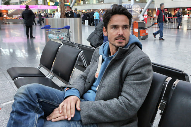 Am Flughafen Düsseldorf: Bachelor Jan sitzt fest (Bild: Action Press)