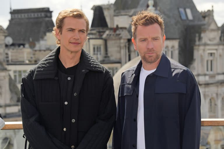 LONDRES, INGLATERRA - 12 DE MAYO: Hayden Christensen y Ewan McGregor posan en una sesión fotográfica para "Obi-Wan Kenobi" de Disney en el Corinthia Hotel London el 12 de mayo de 2022 en Londres, Inglaterra. (Foto de David M. Benett/Dave Benett/WireImage)