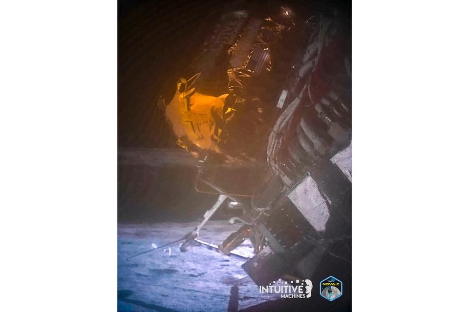 美國登月探測器「奧德修斯號」2月27日在控制人員下指令後於月球拍攝的照片。美聯社／直覺機器公司