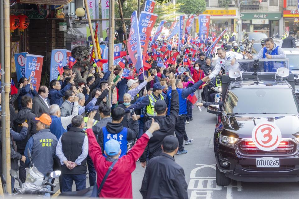 侯友宜今（5日）回到「大本營」新北市掃街拜票。（侯友宜競選辦公室提供）