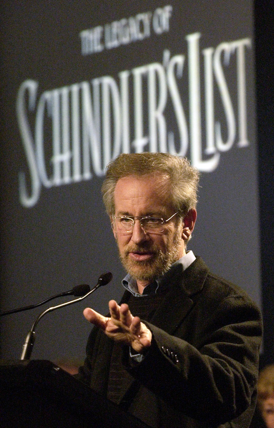 En esta foto del 3 de marzo del 2004, Steven Spielberg, director de la épica sobre la Segunda Guerra Mundial "La lista de Schindler" (1993), habla en una conferencia de prensa en los estudios Universal, en Universal City, California. Cuando creó la Fundación Shoá en 1994, el cineasta sólo quería recolectar testimonios de sobrevivientes para ayudar a silenciar a quienes saltaran a denegar el Holocausto mientras realizaba "La lista de Schindler". Nunca pensó que conseguiría casi 51.413 declaraciones en 34 idiomas de 58 países. (AP Foto/Reed Saxon, Archivo)