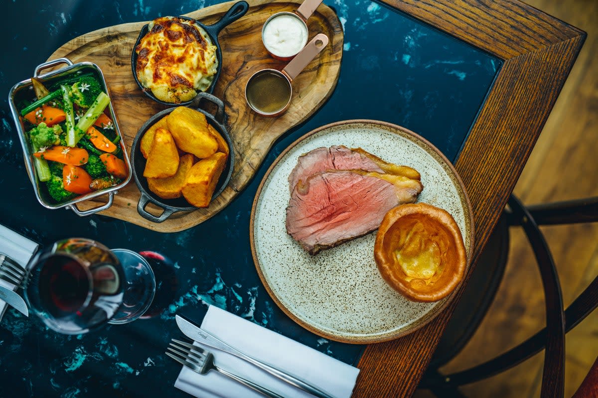 A classic roast dinner (@lateef.photography)