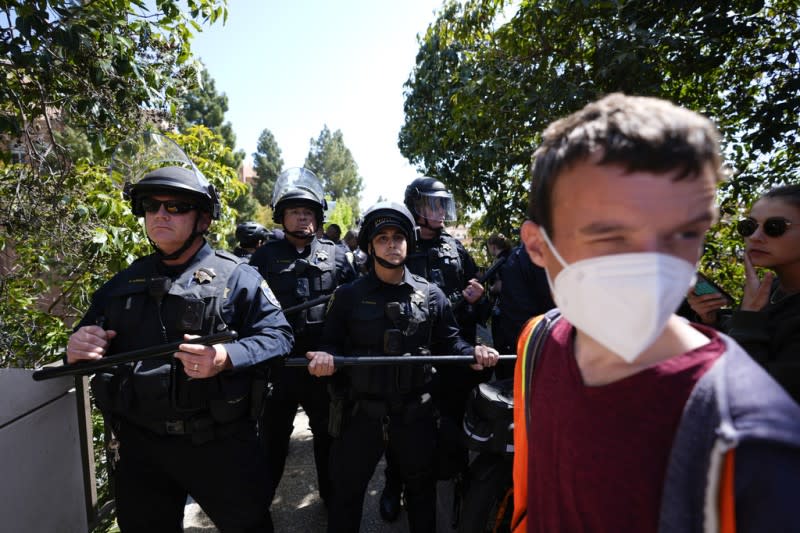 <cite>2024年5月1日，加州大學洛杉磯分校（UCLA）親以色列和親巴勒斯坦團體發生衝突後，警察在校園中巡邏。（AP）</cite>