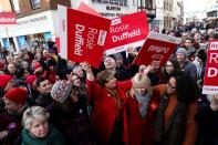 Rosie Duffield, candidata del Partido Laborista para Canterbury, y Emily Thornberry, candidata del Partido Laborista para Islington Sur se reúnen con activistas en una manifestación en Canterbury, Reino Unido, el 1 de diciembre de 2019