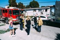<p>Une famille revient dans les décombres de leur maison dans le quartier de Brentwood Californie ravagée par les flammes du Getty Fire.</p>