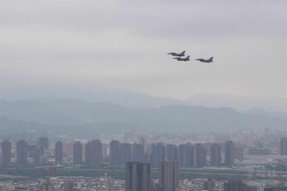 台北今天早晨出現多颱飛機，其實是國慶預演。圖為過去國慶戰機預演照片。（資料照 國防部提供）
