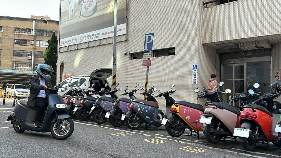 為鼓勵市民汰除高污染潛勢車輛換成電動機車，桃園於今年特別推出「青壯新征程」專案及「婦幼E騎GO」專案。圖：環保局提供