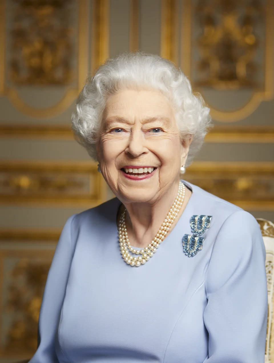 Auf dem letzten offiziellen Porträt vor ihrem Tod trug die Königin ihre typischedreireihige Perlenkette und zwei Aquamarin- und Diamantbroschen. (Getty Images)