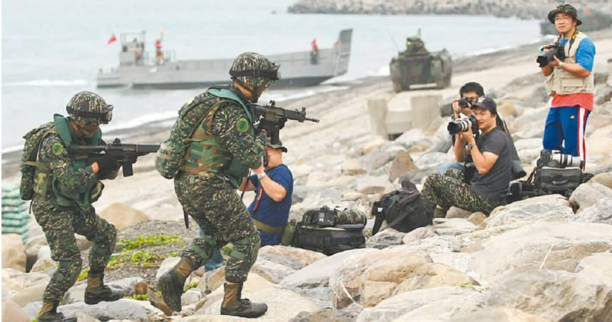 軍營安維條例遭質疑限制自由，防長解釋，不至於拍張照就把人抓起來，但若用鏡頭聚焦某種機型，這種行為就是偵察。圖為民眾近距離搶拍國軍搶灘演練。（圖／報系資料照）