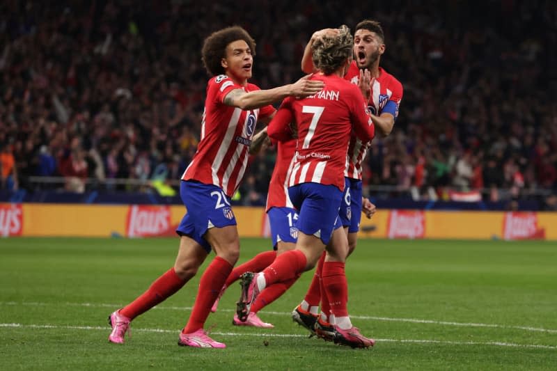 Atletico Madrid's Antoine Griezmann celebrates with team mates after scoring his side's first goal of the game during the UEFA Champions League Round of 16, second leg soccer match between Atletico Madrid and Inter Milan at Civitas Metropolitan Stadium. Jonathan Moscrop/CSM via ZUMA Press Wire/dpa