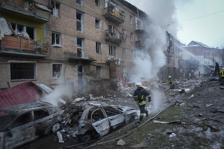 Entre los riesgos geopolíticos, la invasión rusa a Ucrania tiene protagonismo; en la foto, bomberos ucranianos combaten un incendio luego de un ataque en Vyshgorod, en las afueras de la ciudad de Kiev, en noviembre último 
