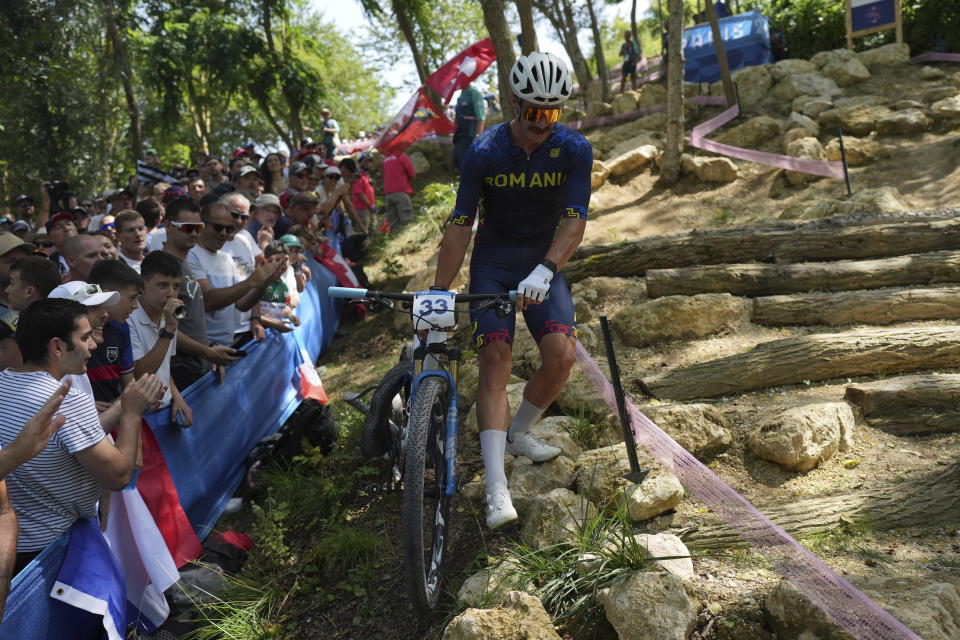 Britain's Tom Pidcock makes winning pass on final lap to defend his