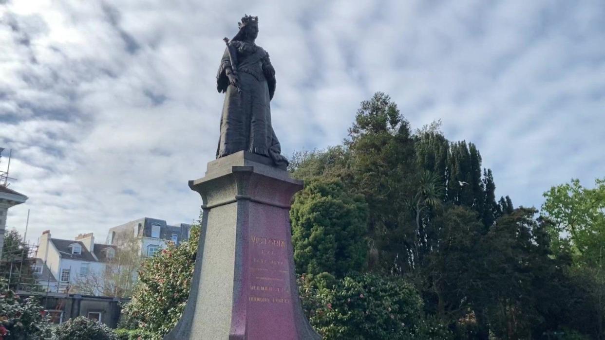 Victoria statue in Guernsey