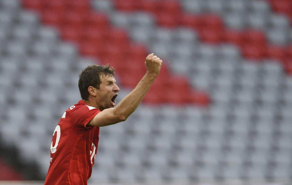 Thomas Müller, del Bayern Múnich, festeja luego de anotar el segundo gol de su equipo ante el Eintracht de Fráncfort, en un duelo de la Bundesliga, disputado el sábado 23 de mayo de 2020 (Andreas Gebert/pool via AP)