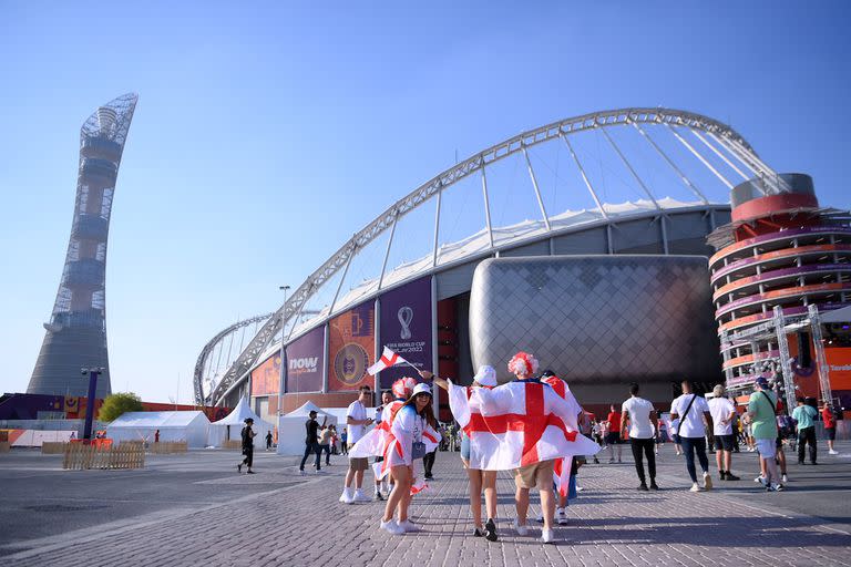 Los fanáticos de Inglaterra llegan al estadio antes del partido del Grupo B de la Copa Mundial de la FIFA Qatar 2022 entre Inglaterra y IR Irán en el Estadio Internacional Khalifa el 21 de noviembre de 2022 en Doha, Qatar.