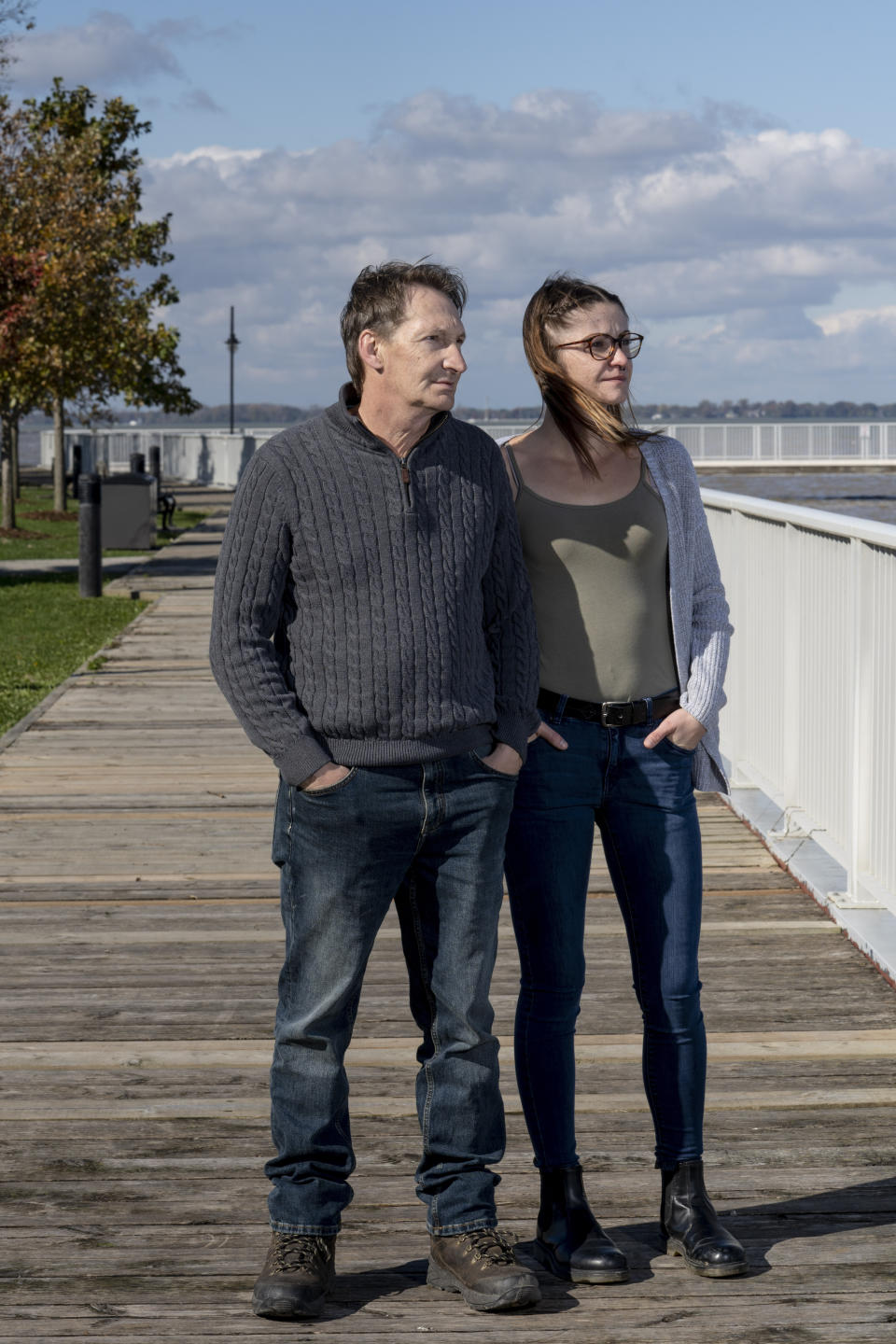 Paul Jacques y su hija, Rebecca-Lynn, trabajadores de Magna International, un proveedor de Ontario para una fábrica de minivanes de Chrysler, en Tecumseh, Canadá, el 31 de octubre de 2021. (Sarah Rice/The New York Times)
