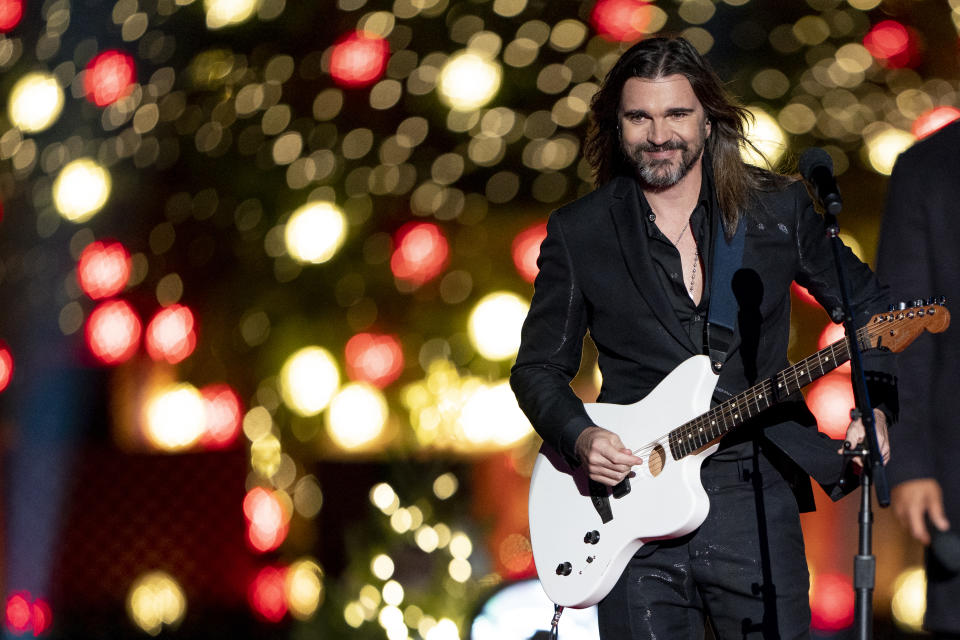 ARCHIVO - Juanes se presenta mientras el presidente Joe Biden y la primera dama Jill Biden asisten a la ceremonia de encendido del Arbol Nacional de Navidad en The Ellipse cerca de la Casa Blanca el 2 de diciembre de 2021, en Washington. Juanes lanzó su álbum "Vida cotidiana" el 18 de mayo de 2023. (Foto AP/Andrew Harnik)