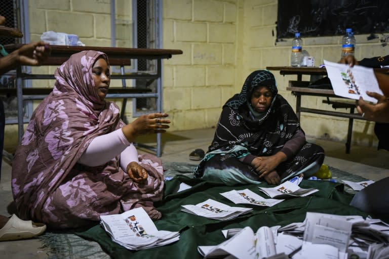 Dépouillement des bulletins de vote à l'issue de l'élection présidentielle, le 29 juin 2024 à Nouakchott, en Mauritanie (NICOLAS REMENE)