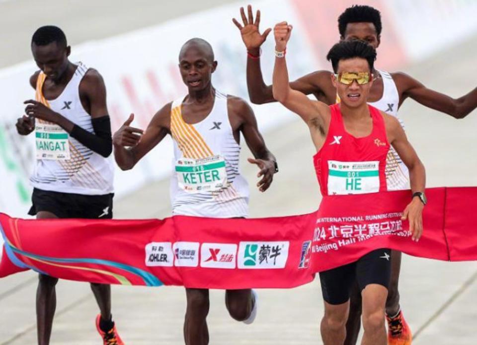 北京半程馬拉松賽事被懷疑放水，3非洲選手明顯放水，變成護送何傑奪冠。（翻攝自微博）