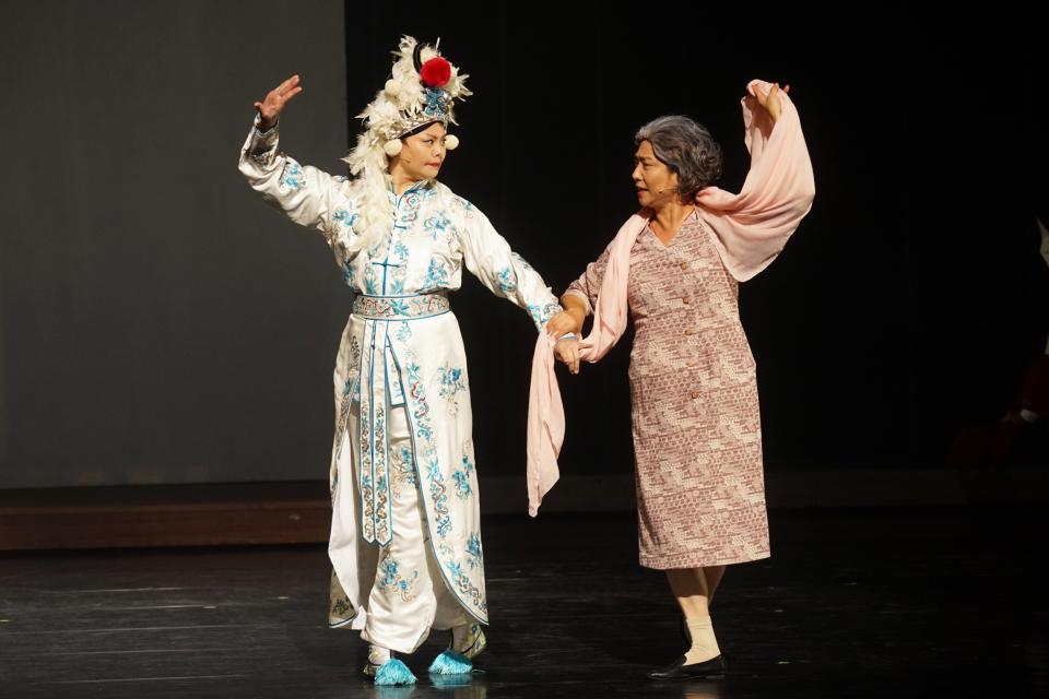林嘉俐（左）以豫劇裝扮和楊麗音一起又唱又跳。（圖／故事工廠提供）