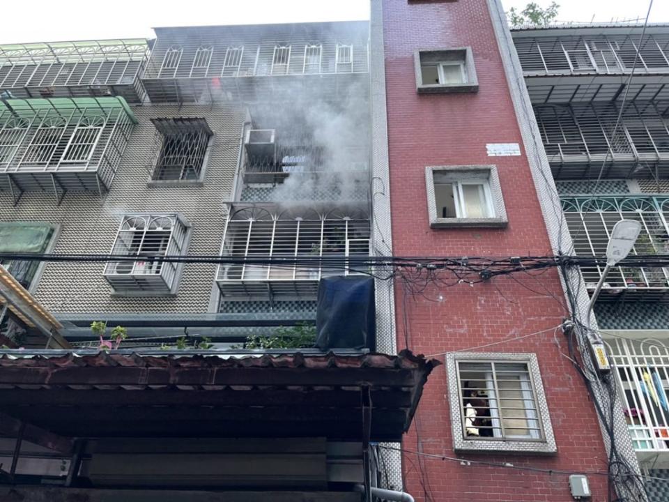 板橋某公寓發生火災。（圖／翻攝自臉書／記者爆料網）