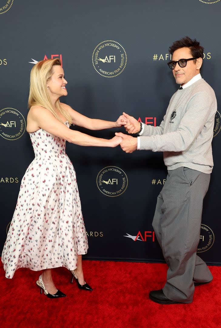 Witherspoon junto a Robert Downey Jr., que eligió para la ocasión un look universitario