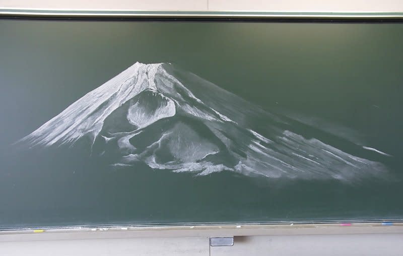 茨城縣水戶櫻之牧高中2名學生，以最簡單的白色粉筆繪出壯闊的富士山。（翻攝活動臉書）