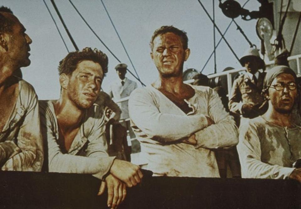 1973 machten Steve McQueen (zweiter von rechts) und Dustin Hoffman (rechts) das Gefangenendrama "Papillon" zum Kult. Der Film beruht auf wahren Begebenheiten und wurde zum Teil an Originalschauplätzen gedreht. Regisseur Franklin J. Schaffner traf den Stil des Buches und machte den Film eigentlich unantastbar. Doch das sah der dänische Regisseur Michael Noer wohl anders ... (Bild: Kabel eins)