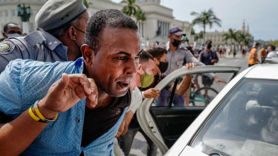 Detención de un manifestante frente al Capitolio de La Habana, Cuba.