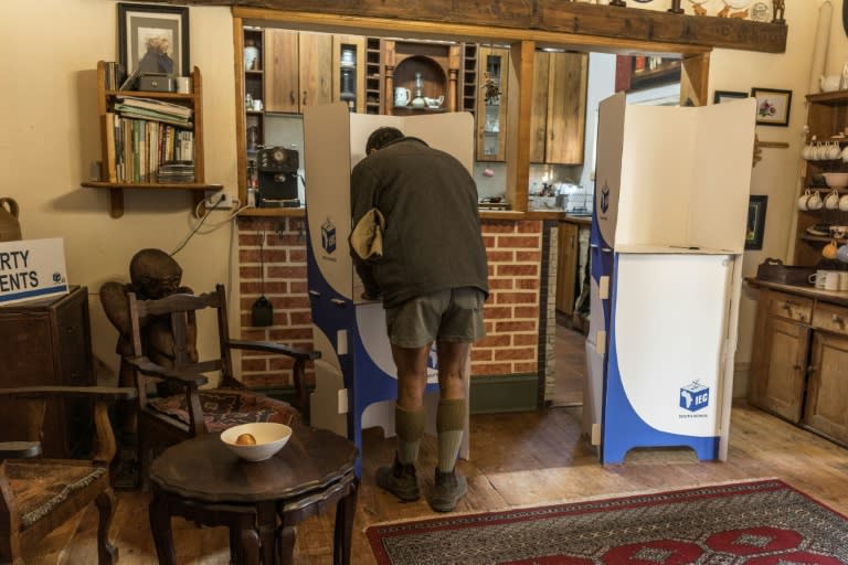 Un votante marca sus papeletas de las elecciones legislativas en Sudáfrica en un centro de votación instalado en casa del escritor y político Carel Boshoff en Orania el 29 de mayo de 2024 (Marco Longari)