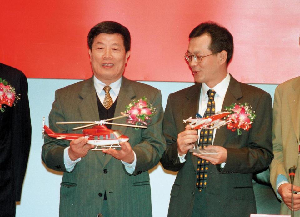 德安航空前董座黃春發（右）鮮少露面，1998年與漢翔公司簽署維修直升機的合約，德安也是國內第一家跨足直升機與飛機的公司。（中央社）