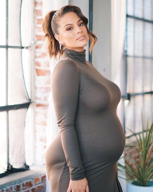 The Bizarre Thing Keeping Ashley Graham's Sex Life Hot During Pregnancy