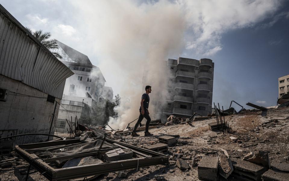 Palestinians inspect ruins after Israeli warplanes continued pounding attacks on Gaza Strip - Ali Jadallah/Anadolu