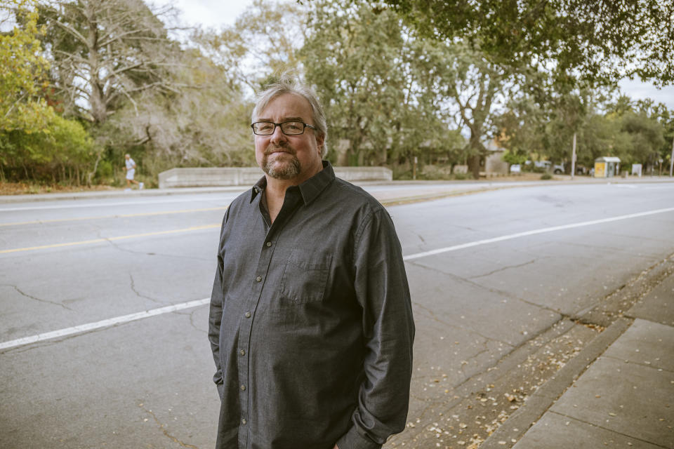 Jason Sarris, quien aseguró que la policía lo tenía marcado como objetivo para propinarle multas por cruzar la calle de forma imprudente durante un periodo de su vida en el que estuvo en situación de calle, en Novato, California, el 16 de octubre de 2022. (Felix Uribe/The New York Times).