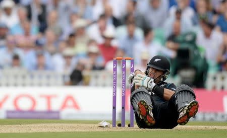 Cricket - England v New Zealand - Second Royal London One Day International - Kia Oval - 12/6/15 New Zealand's Ross Taylor after diving into his crease Action Images via Reuters / Philip Brown Livepic