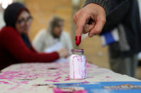 <p>Bei der Präsidentenwahl in Ägypten taucht ein Wähler in einem Wahllokal in Alexandria einen Finger in Tinte. Durch die Abgabe eines Fingerabdrucks soll Wahlbetrug verhindert werden. (Bild: Reuters/Mohamed Abd El Ghany) </p>