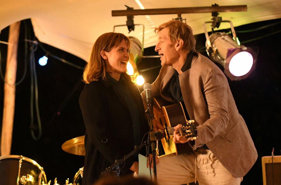 Clara Andersen (Emily Cox) singt mit ihrem Vater Carsten Andersen (Jens Albinus) auf dessen Gartenparty. (Bild: ARD Degeto/Odeon Fiction GmbH/Barbara Bauriedl)