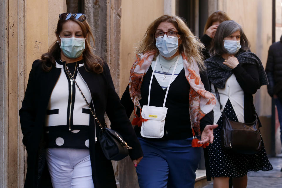  Rome February 27th 2020. Tourists wearing masks around Trevi Fountains. Photo Samantha Zucchi /Insidefoto/Sipa USA) 