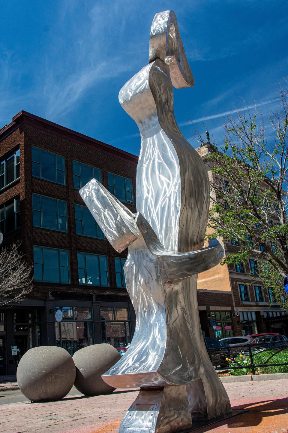 Parent and Child by Albert Rhea. Sioux Falls SculptureWalk 2022.