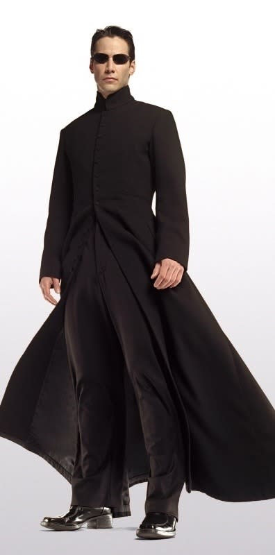 Keanu Reeves dans Matrix – Dans la saga, on retient le manteau style gothique des personnages. Le vêtement, qui est devenu une référence, apporte à tous leur mouvements une démarche particulièrement charismatique.