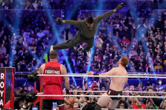 Ante la mirada de Kevin Owens, Bad Bunny ejecuta una plancha sobre Sheamus en Royal Rumble 2022. (Joe Camporeale-USA TODAY Sports)
