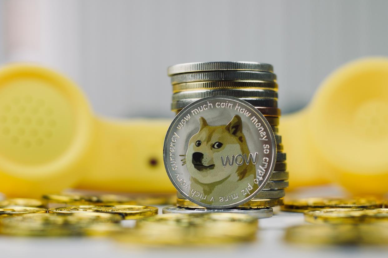 El ascenso de Dogecoin, la criptomoneda surgida a partir de un meme, recuerda la saga de GameStop. Foto: Getty Images. 