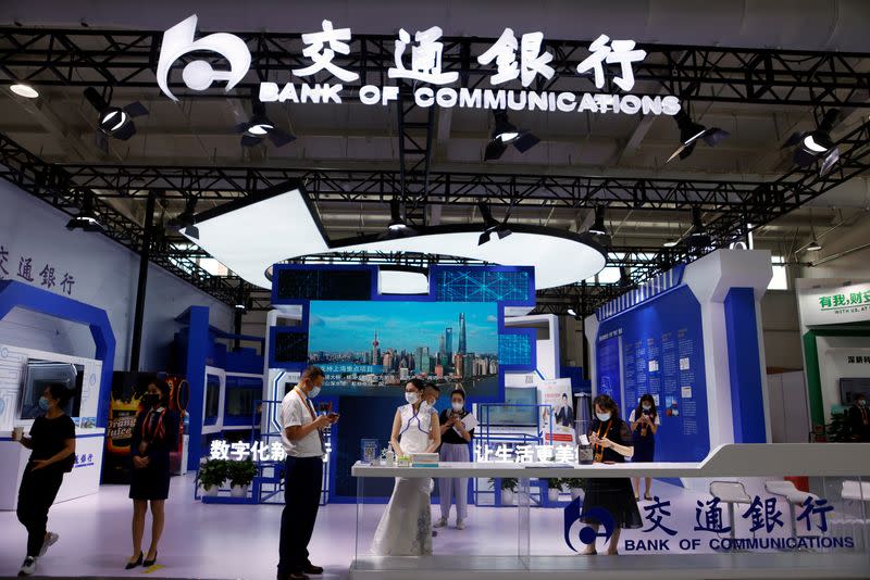 FOTO DE ARCHIVO. Personas visitan el stand del Banco de Comunicaciones en la Feria Internacional de Comercio de Servicios de China (CIFTIS) 2021 en Pekín, China