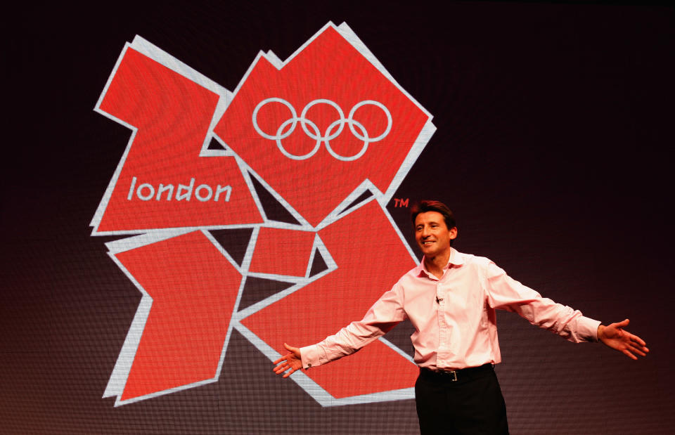 塞巴斯蒂安·科勳爵 (Lord Sebastian Coe) 在 2012 年奧運會會徽發佈時擺姿勢拍照。(相片由 Daniel Berehulak/Getty Images 提供)