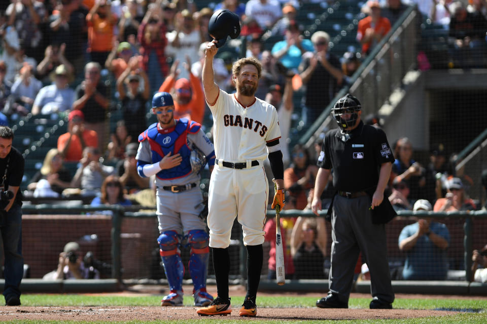 Hunter Pence salutes the crowd before his first at-bat against the Dodgers on Sept. 30, 2018, in San Francisco. (Getty Images)
