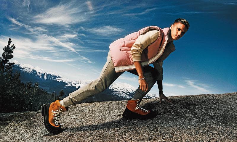 Romeo Beckham拍攝Journey Boot旅行靴宣傳大片，腳上穿的正是男款雪松棕。NT$25,100。（Canada Goose提供）