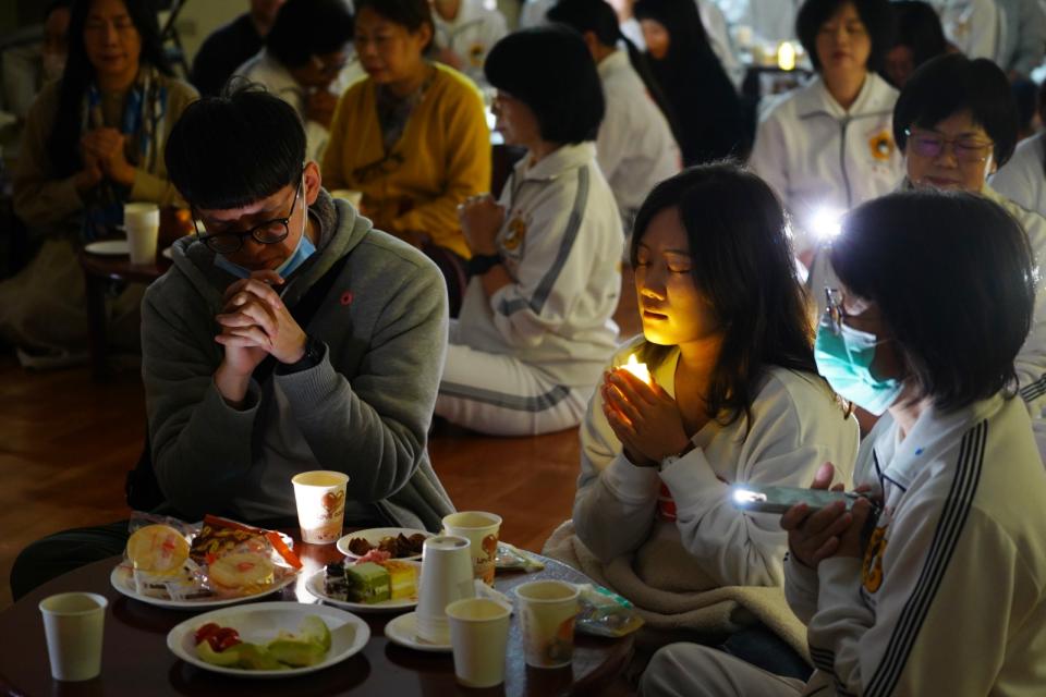 ▲太極門內湖道館舉辦歲末感恩茶會，與會來賓點亮希望蠟燭，共同靜心一分鐘為自己與世界祈福。（記者李欣翻攝）