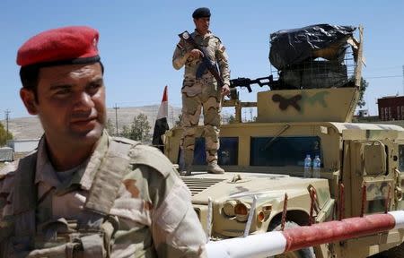 Iraqi soldiers guard their base in Makhmour, after it was freed from control of Islamic State, south of Mosul, April 17, 2016. REUTERS/Ahmed Jadallah/File Photo